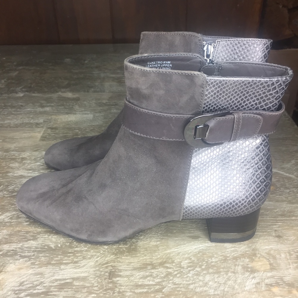 Joan & David Luxe 9 1/2 Leather Upper Snakeskin